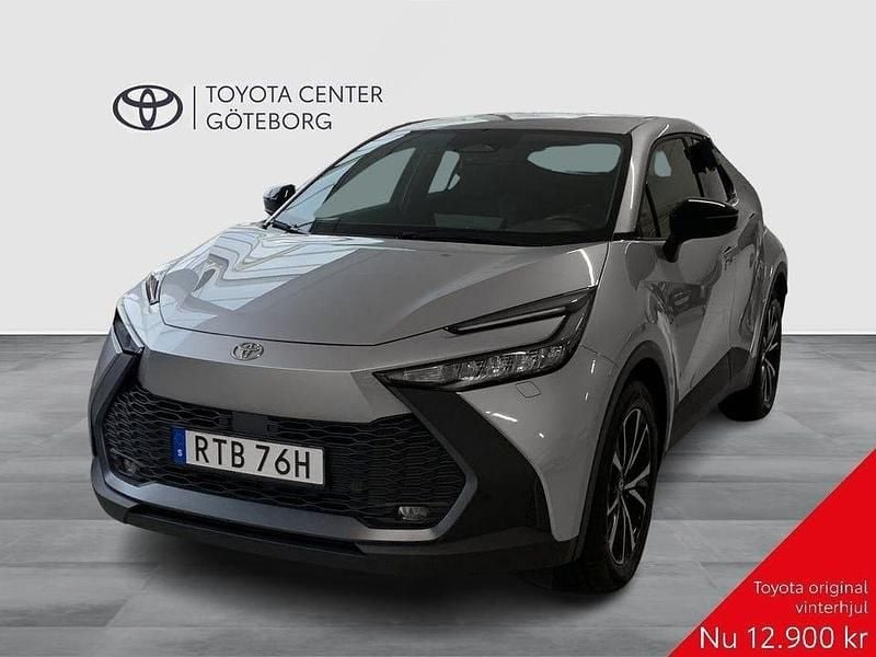 Mörkgrå Begagnad 2024 Toyota C-HR Style SUV | 389 900 kr (Marknadspris) - Bild 1/4