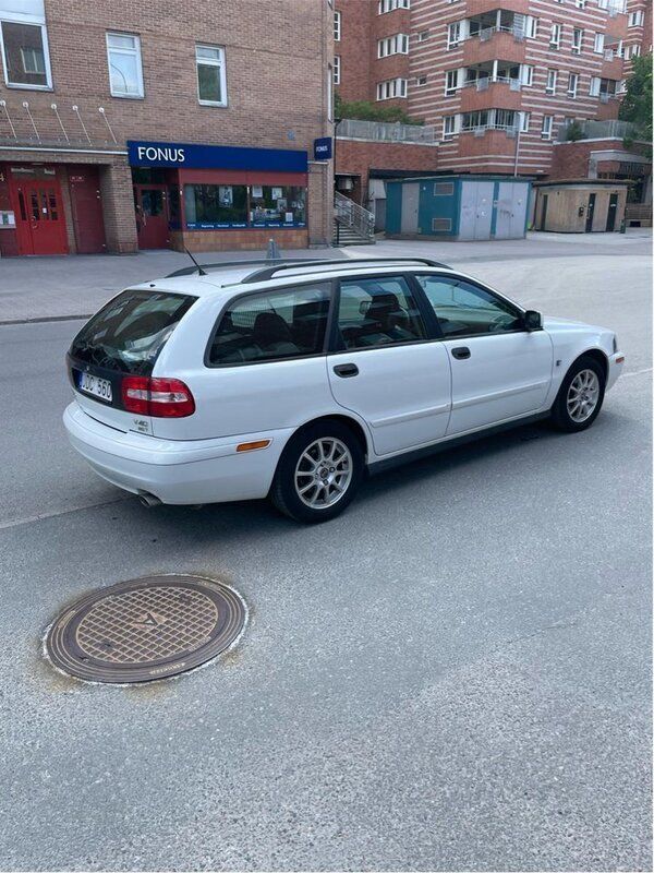 Vit Begagnad 2004 Volvo V40 Kombi | 19 000 kr (Marknadspris) - Bild 1/4