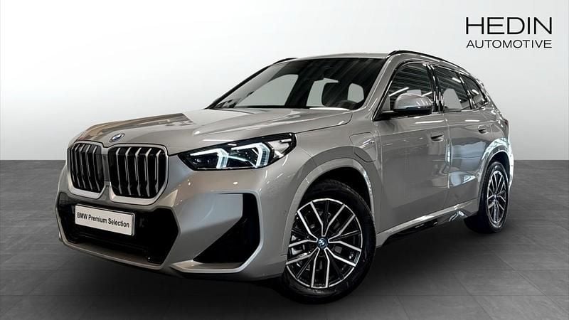 Grå (grey) Begagnad 2025 BMW X1 Comfort Edition SUV | 588 700 kr (Dyr) - Bild 1/4