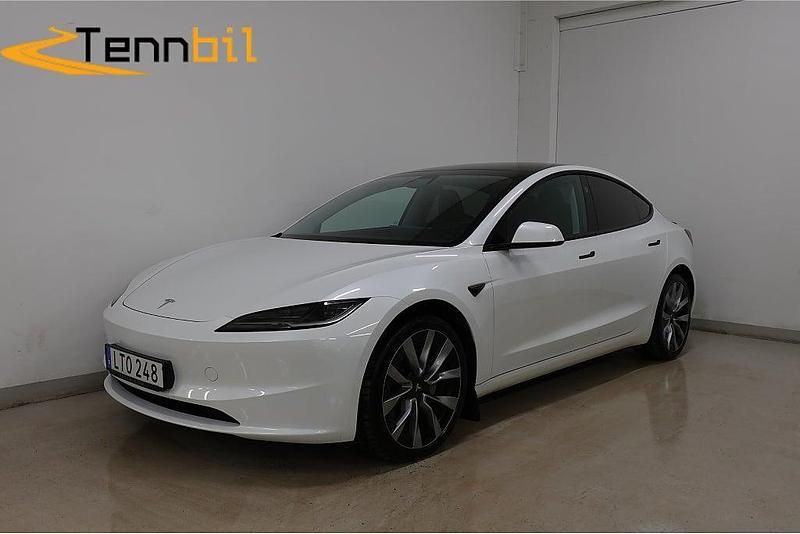 Vit Begagnad 2023 Tesla Model 3 Long Range AWD Sedan | 429 900 kr (Dyr) - Bild 1/4