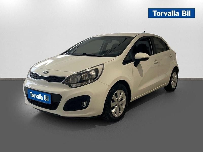 Vit Begagnad 2012 Kia Rio Halvkombi | 94 900 kr (Marknadspris) - Bild 1/4