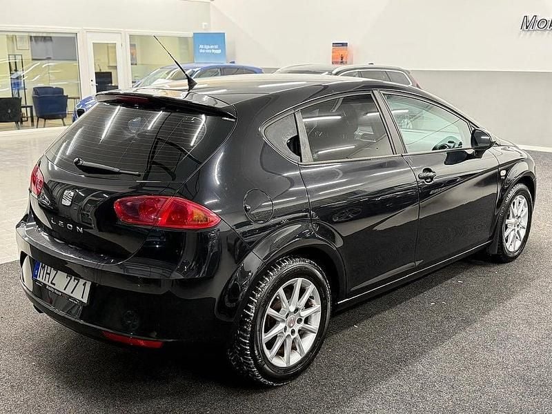 Begagnad Seat Leon Style 105 HK (77 kW) 2011 Svart Halvkombi