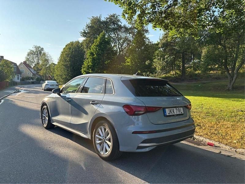 Grå Begagnad 2025 Audi A3 Sportback Halvkombi | 320 000 kr (Lite dyr) - Bild 1/4