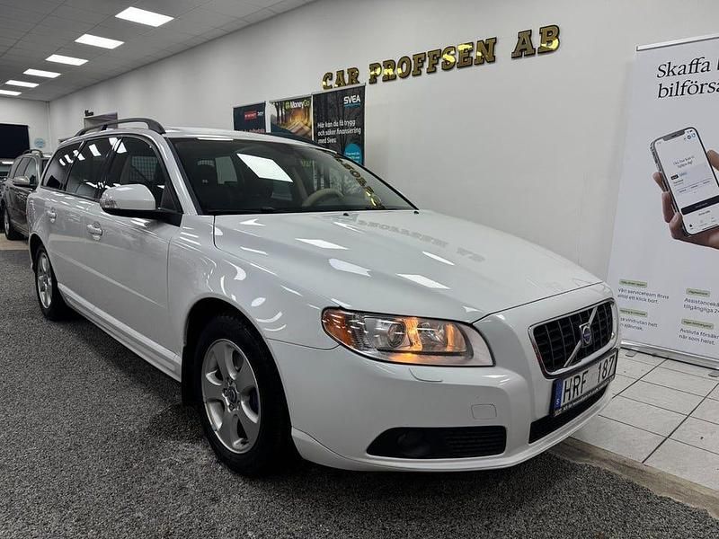 Grå Begagnad 2009 Volvo V70 Momentum Kombi | 64 900 kr (Marknadspris) - Bild 1/4