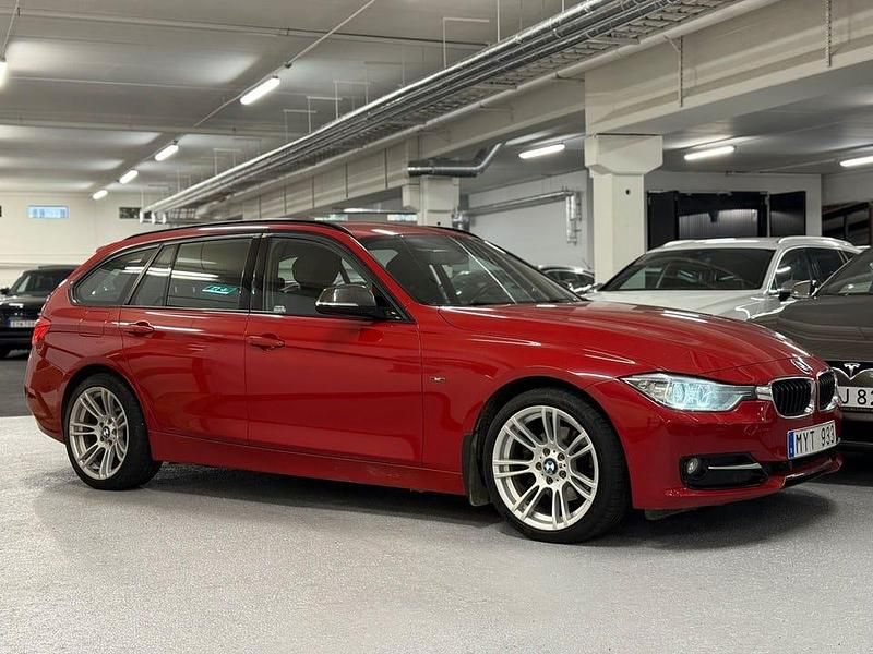 Röd Begagnad 2012 BMW 320 Sport Line Kombi | 129 900 kr (Dyr) - Bild 1/4