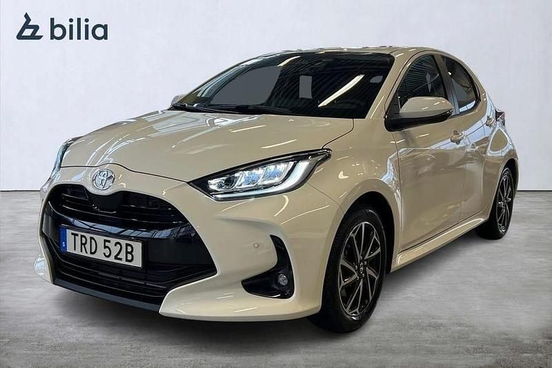 Vit Begagnad 2025 Toyota Yaris Hybrid Active Halvkombi | 269 900 kr (Lite dyr) - Bild 1/3