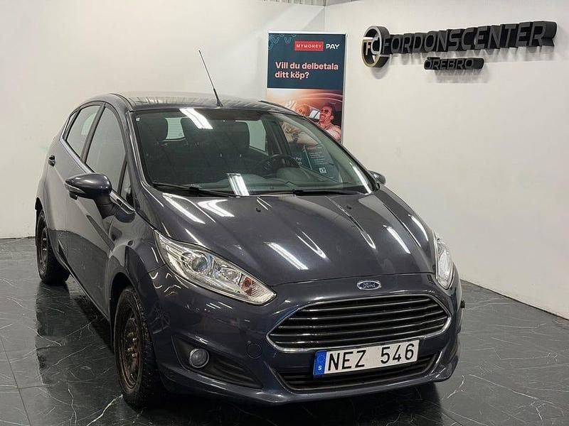 Grå Begagnad 2012 Ford Fiesta Titanium Halvkombi | 54 900 kr (Marknadspris) - Bild 1/4