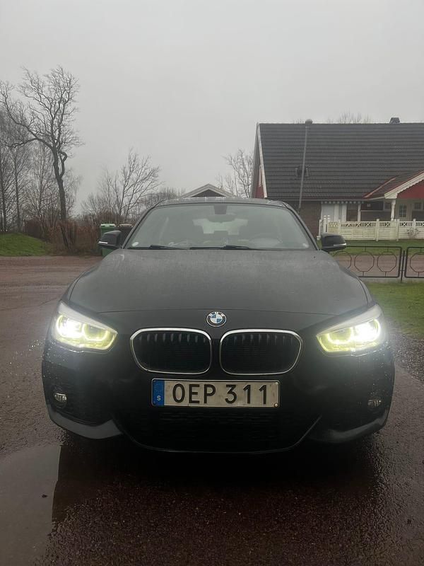 Begagnad 2017 BMW 118 Halvkombi | 136 000 kr (Bra pris) - Bild 1/4