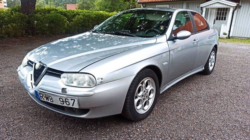 Silver Begagnad 2003 Alfa Romeo 156 Distinctive Sedan | 4 900 kr - Bild 1/4