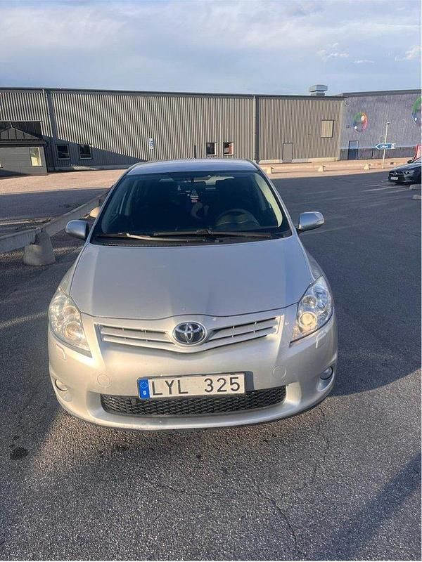 Silver Begagnad 2011 Toyota Auris Plus Halvkombi | 69 999 kr (Marknadspris) - Bild 1/4