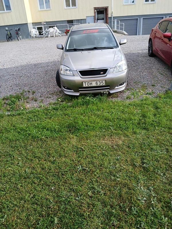 Grå Begagnad 2002 Toyota Corolla Halvkombi | 75 000 kr - Bild 1/4