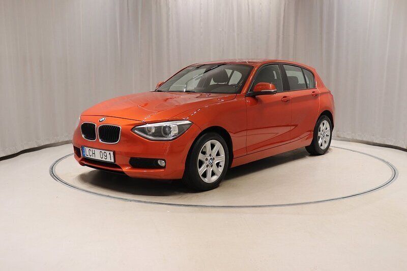 Orange Begagnad 2013 BMW 116 Sport Line Halvkombi | 109 900 kr (Marknadspris) - Bild 1/4