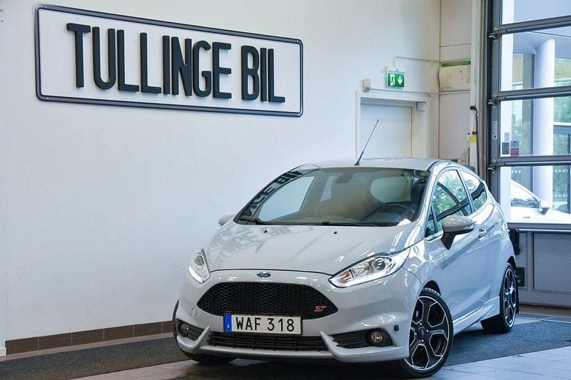 Grå Begagnad 2016 Ford Fiesta ST200 Halvkombi | 174 900 kr - Bild 1/4