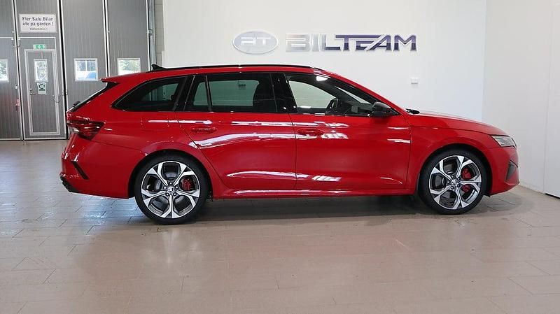 Begagnad Skoda Octavia RS 265 HK (194 kW) 2024 Röd (velvet red metallic) Kombi
