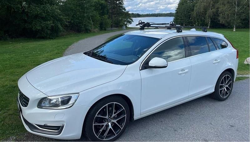 Vit Begagnad 2014 Volvo V60 Summum Kombi | 110 000 kr (Marknadspris) - Bild 1/4
