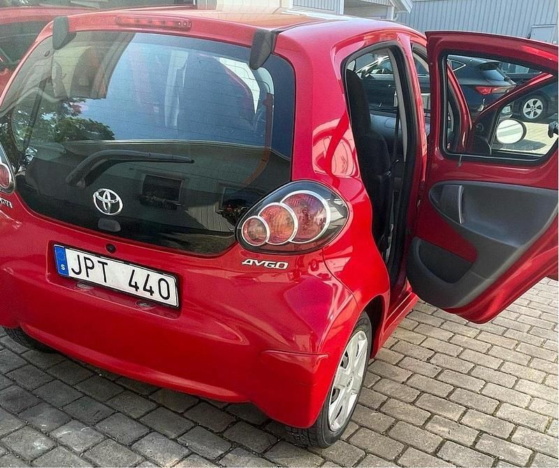 Röd Begagnad 2010 Toyota Aygo Halvkombi | 26 500 kr (Marknadspris) - Bild 1/4