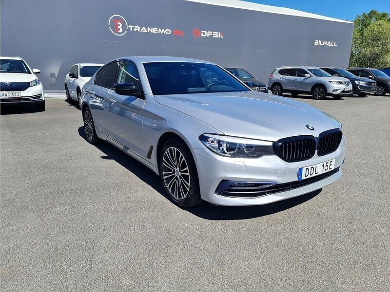 Silver Begagnad 2020 BMW 530 iPerformance Sedan | 289 000 kr - Bild 1/4