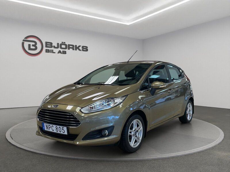 Brun Begagnad 2014 Ford Fiesta Titanium Halvkombi | 68 500 kr (Bra pris) - Bild 1/4