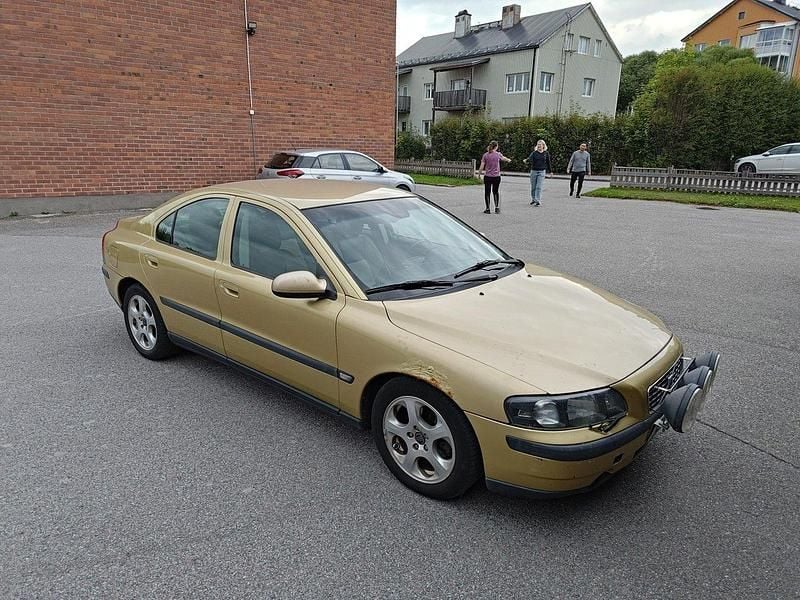 Gul Begagnad 2002 Volvo S60 Sedan | 3 600 kr (Superpris) - Bild 1/4