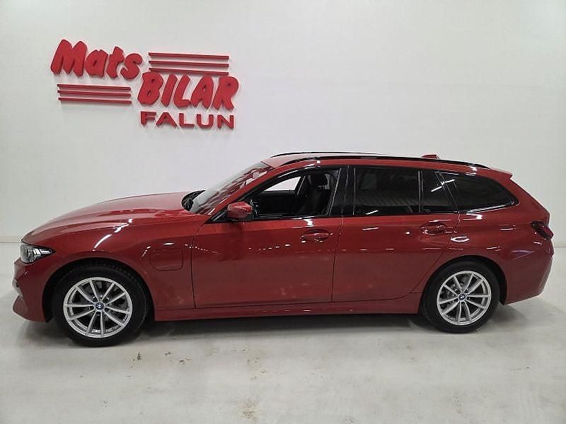 Röd Begagnad 2023 BMW 330e Kombi | 329 900 kr - Bild 1/4
