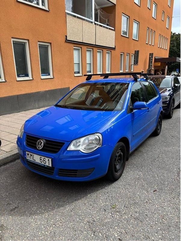 Blå Begagnad 2007 VW Polo Comfortline Halvkombi | 30 000 kr (Marknadspris) - Bild 1/4