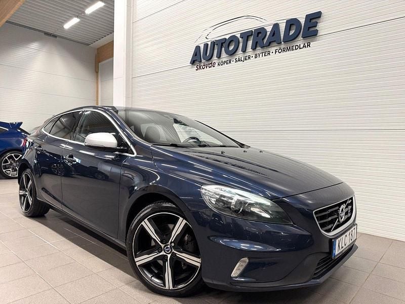 Blå Begagnad 2014 Volvo V40 R-Design Kombi | 139 900 kr (Marknadspris) - Bild 1/4