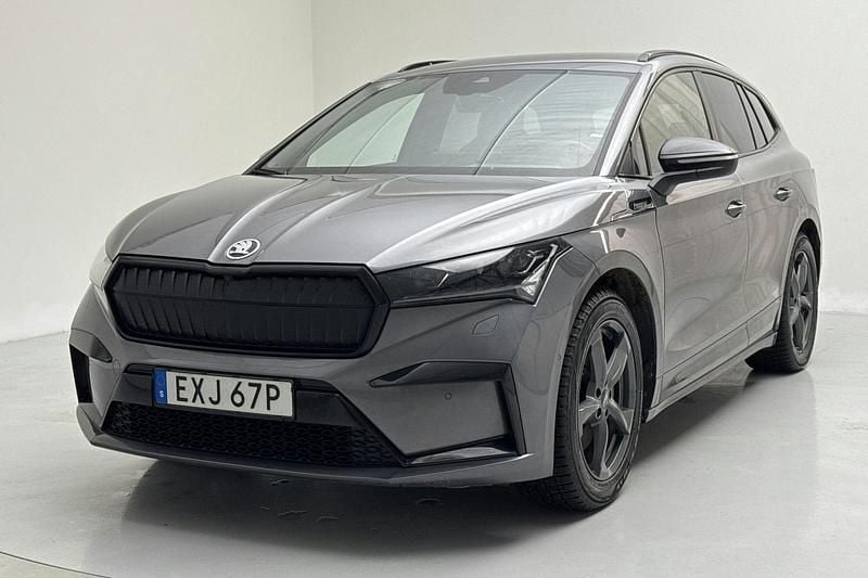 Grå Begagnad 2022 Skoda Enyaq iV SportLine SUV | 324 900 kr (Bra pris) - Bild 1/4