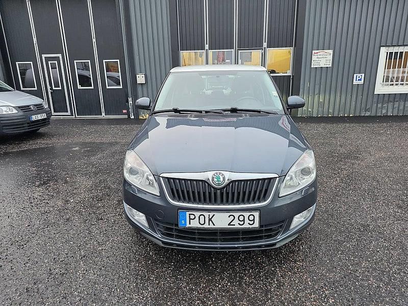 Grå Begagnad 2012 Skoda Fabia Elegance Halvkombi | 59 500 kr (Lite dyr) - Bild 1/4