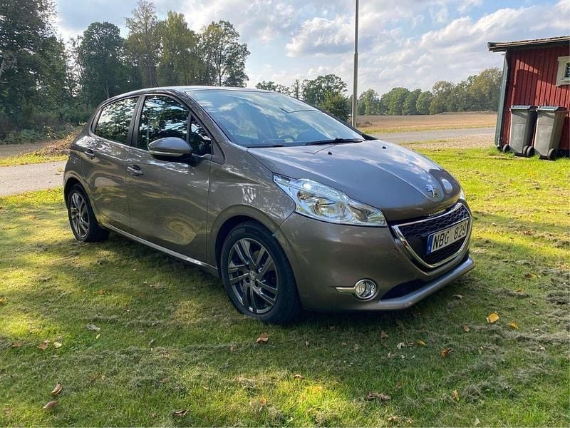 Grå Begagnad 2013 Peugeot 208 Halvkombi | 65 000 kr (Marknadspris) - Bild 1/4