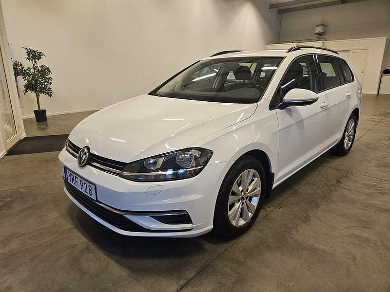 Vit Begagnad 2017 VW Golf VII Kombi | 129 900 kr (Marknadspris) - Bild 1/4