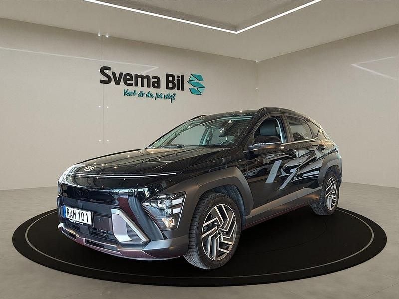 Abyss black metallic Begagnad 2023 Hyundai Kona Essential SUV | 259 900 kr (Bra pris) - Bild 1/4