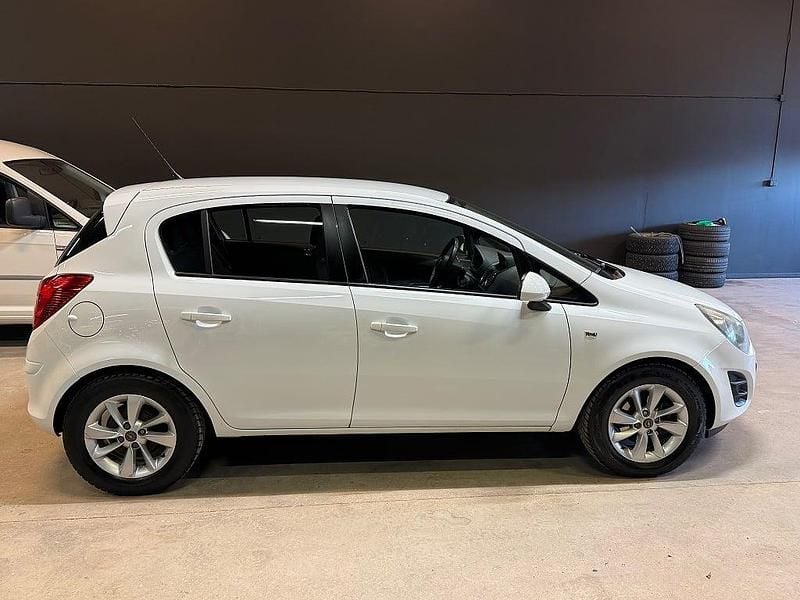 Begagnad Opel Corsa Enjoy 101 HK (74 kW) 2014 Vit Halvkombi