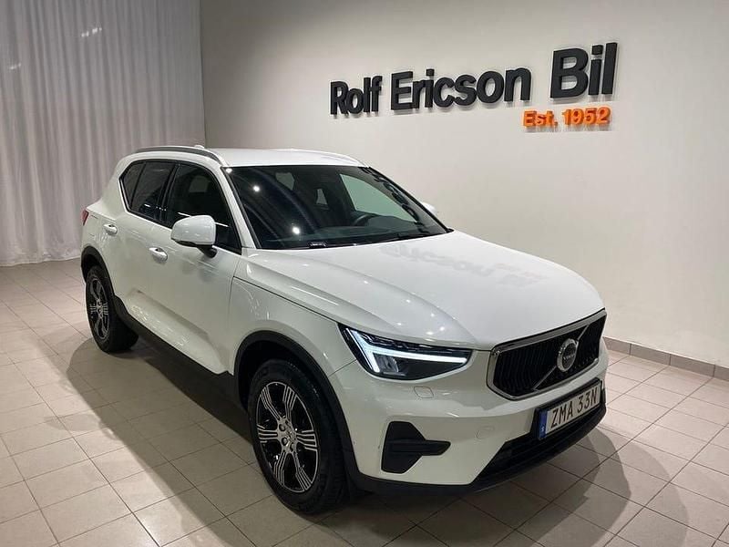 Vit Begagnad 2023 Volvo XC40 Core SUV | 299 500 kr (Bra pris) - Bild 1/4