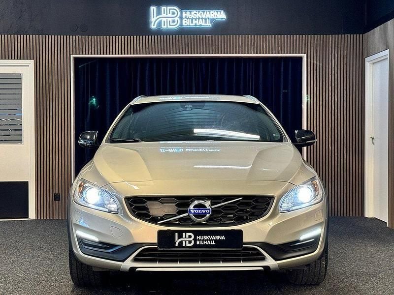 Ljusbrun (brun) Begagnad 2017 Volvo V60 CC Momentum Kombi | 189 900 kr (Superpris) - Bild 1/4