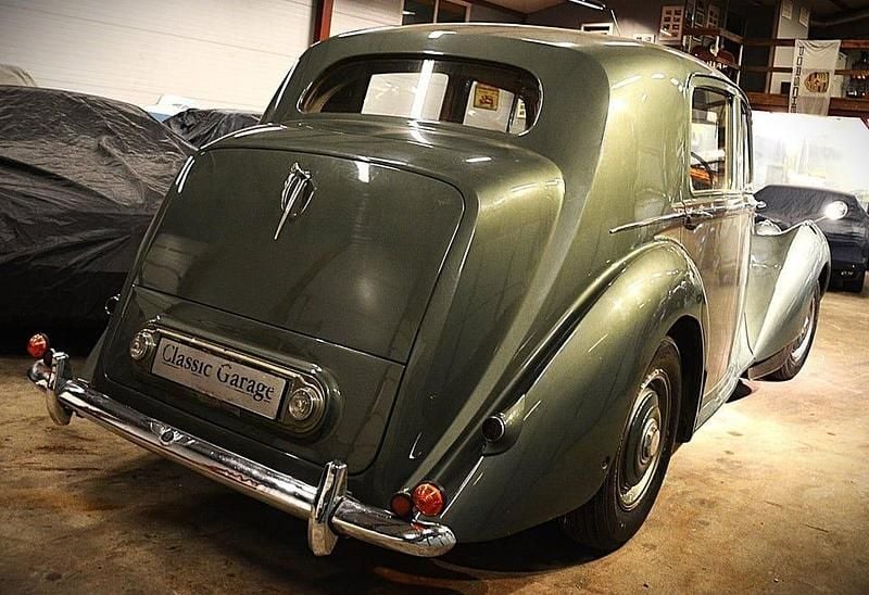 Begagnad Bentley Mark VI 150 HK (110 kW) 1951 Tvåtons grågrön met/oxblod skinnklädsel Sedan