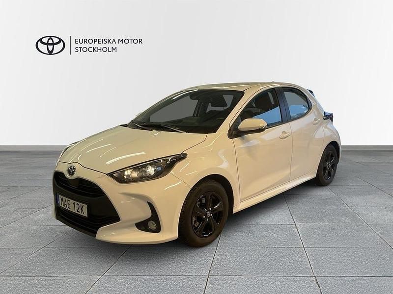 Vit Begagnad 2023 Toyota Yaris Hybrid Active Halvkombi | 223 900 kr (Marknadspris) - Bild 1/4