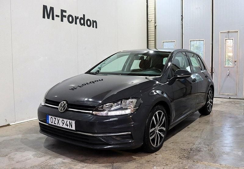 Grå Begagnad 2019 VW Golf VII Halvkombi | 169 900 kr (Marknadspris) - Bild 1/4