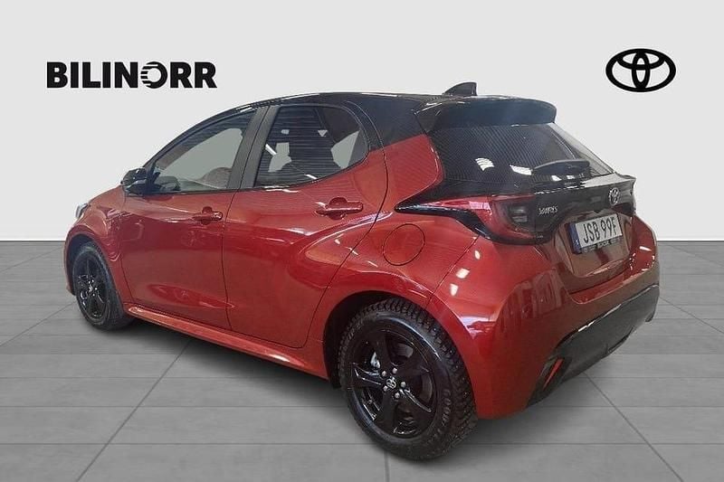 Ny Toyota Yaris Hybrid Style 132 HK (97 kW) 2025 Röd Halvkombi