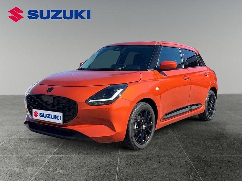 Orange Ny 2025 Suzuki Swift Halvkombi | 261 800 kr (Marknadspris) - Bild 1/4
