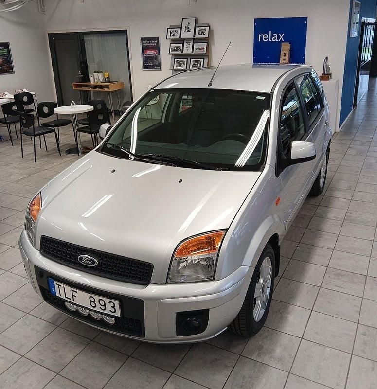 Grå (moondust silver met) Begagnad 2011 Ford Fiesta Halvkombi | 64 400 kr - Bild 1/4