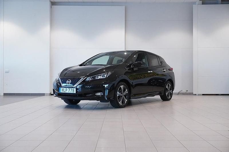 Svart Begagnad 2021 Nissan Leaf Tekna Halvkombi | 219 900 kr (Marknadspris) - Bild 1/4