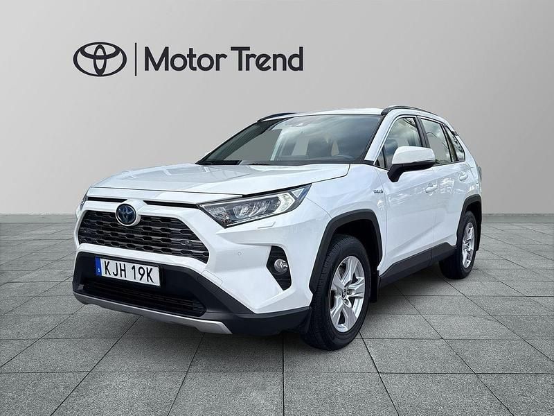 Vit Begagnad 2020 Toyota RAV4 Hybrid Active SUV | 259 900 kr (Marknadspris) - Bild 1/3