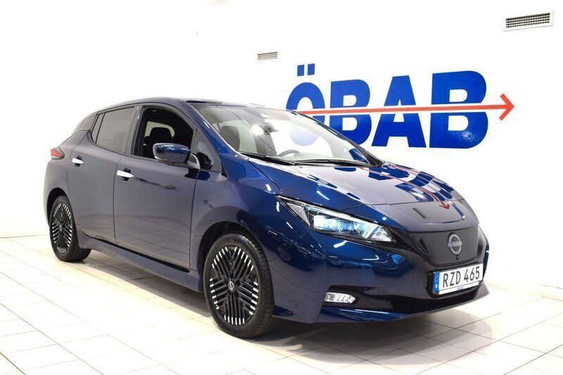 Mörkblå Begagnad 2022 Nissan Leaf N-Connecta Halvkombi | 238 700 kr (Marknadspris) - Bild 1/4
