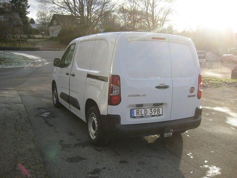 Begagnad Fiat Doblò 101 HK (74 kW) 2023 Vit Minibuss