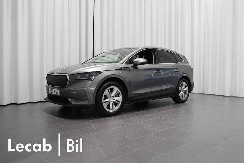 Grå (graphite grey metallic) Begagnad 2022 Skoda Enyaq iV SUV | 374 500 kr (Superpris) - Bild 1/4