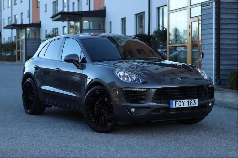 Grå Begagnad 2015 Porsche Macan S SUV | 269 000 kr (Marknadspris) - Bild 1/4