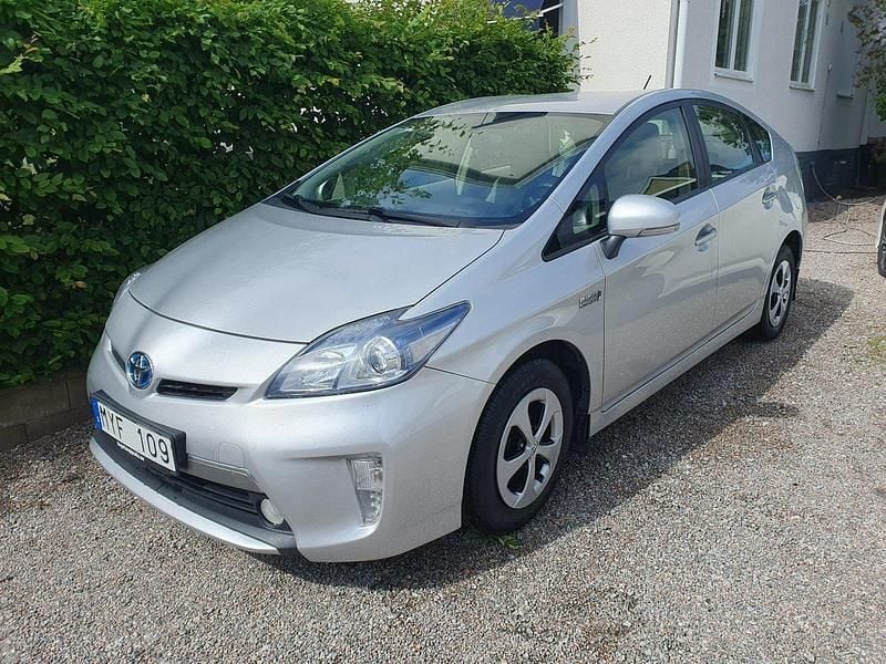 Silver Begagnad 2012 Toyota Prius Plug-in Hybrid Halvkombi | 115 000 kr (Marknadspris) - Bild 1/4