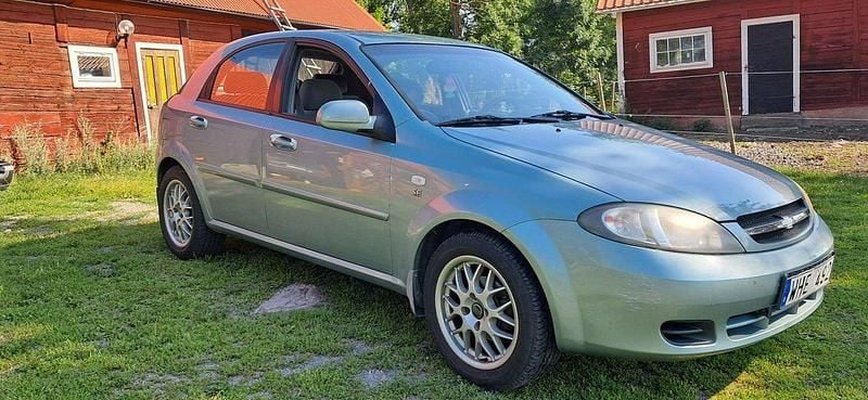 Grön Begagnad 2005 Chevrolet Lacetti Halvkombi | 7 000 kr - Bild 1/4