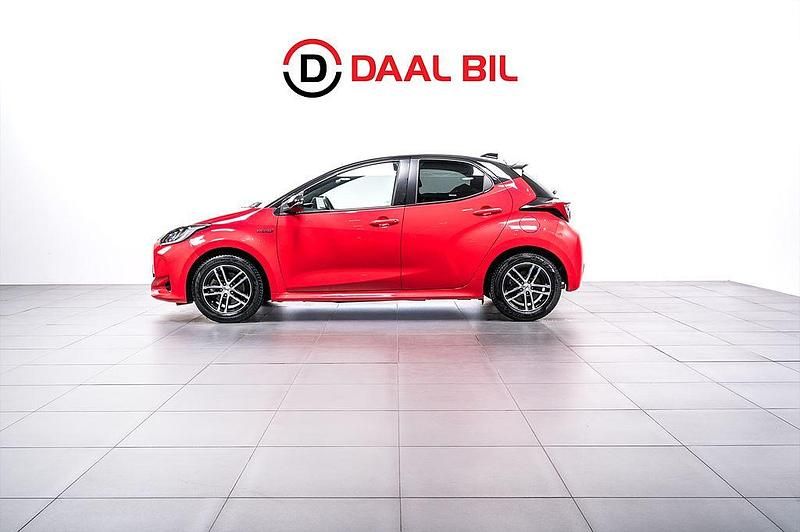 Svart Begagnad 2021 Toyota Yaris Hybrid Halvkombi | 219 700 kr (Lite dyr) - Bild 1/4