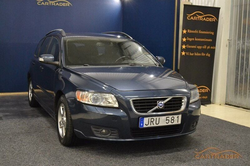Blå Begagnad 2009 Volvo V50 Momentum Kombi | 39 900 kr (Marknadspris) - Bild 1/4